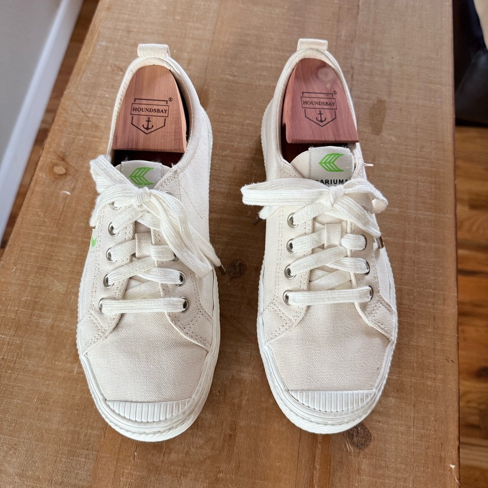 Cariuma OCA Low Canvas Sneakers